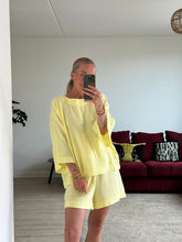 Afbeelding in Gallery-weergave laden, SET: LENNY T-SHIRT &amp; NOVÈL SHORT - Yellow mousseline
