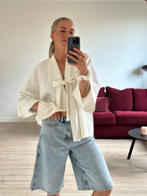 Afbeelding in Gallery-weergave laden, BOWIE ROBE - Ecru
