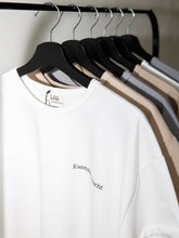 Afbeelding in Gallery-weergave laden, LODxLOIS T-shirt - Kwetsbaarkracht / off-white
