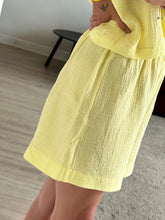 Afbeelding in Gallery-weergave laden, SET: LENNY T-SHIRT &amp; NOVÈL SHORT - Yellow mousseline
