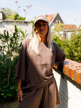 Afbeelding in Gallery-weergave laden, LENNY T-SHIRT - Brown
