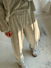 Afbeelding in Gallery-weergave laden, CHILL PANTS - Light grey
