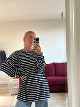 Afbeelding in Gallery-weergave laden, RUBY LONGSLEEVE - Navy stripes
