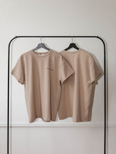 Afbeelding in Gallery-weergave laden, LODxLOIS T-shirt - Kwetsbaarkracht / beige
