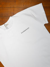 Afbeelding in Gallery-weergave laden, LODxLOIS T-shirt - Kwetsbaarkracht / off-white
