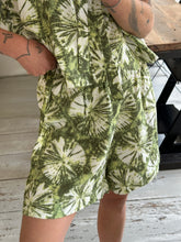 Afbeelding in Gallery-weergave laden, NOVÈL SHORTS - Green tie-dye
