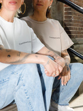 Afbeelding in Gallery-weergave laden, LODxLOIS T-shirt - Kwetsbaarkracht / beige

