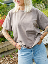 Afbeelding in Gallery-weergave laden, LOVA T-SHIRT - Light taupe
