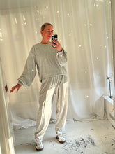 Afbeelding in Gallery-weergave laden, VIDA SWEATER - Light grey

