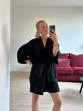 Afbeelding in Gallery-weergave laden, BOWIE ROBE - Black
