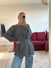 Afbeelding in Gallery-weergave laden, RUBY LONGSLEEVE - Navy stripes
