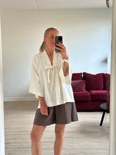 Afbeelding in Gallery-weergave laden, BOWIE ROBE - Ecru
