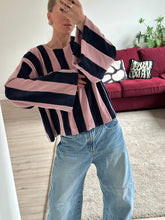Afbeelding in Gallery-weergave laden, JAZZ SWEATER - Soft pink/Navy velvet
