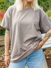 Afbeelding in Gallery-weergave laden, LOVA T-SHIRT - Light taupe
