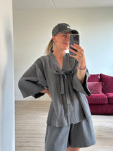 Afbeelding in Gallery-weergave laden, BOWIE ROBE - Grey
