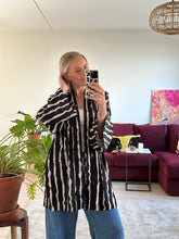 Afbeelding in Gallery-weergave laden, JUNE ROBE - Big stripes
