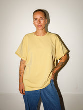 Afbeelding in Gallery-weergave laden, LOVA T-SHIRT - Dusty yellow
