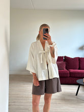 Afbeelding in Gallery-weergave laden, BOWIE ROBE - Ecru
