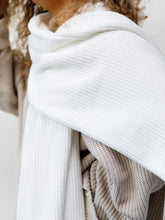 Afbeelding in Gallery-weergave laden, WILCO SHAWL - OFF WHITE cotton knit
